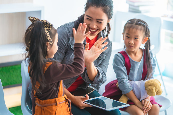 Conectando con los más Pequeños: La Magia de Chocar los 5 y sus Beneficios Educativos